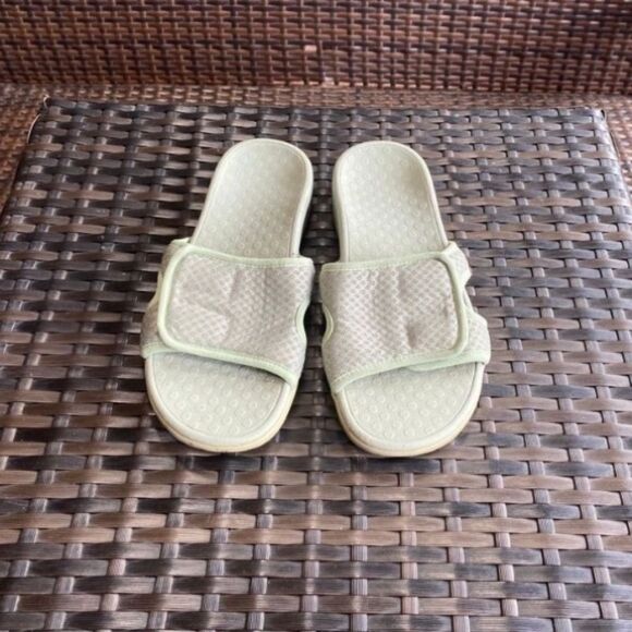 Vionic’s slippers women’s size 7 - Picture 1 of 7